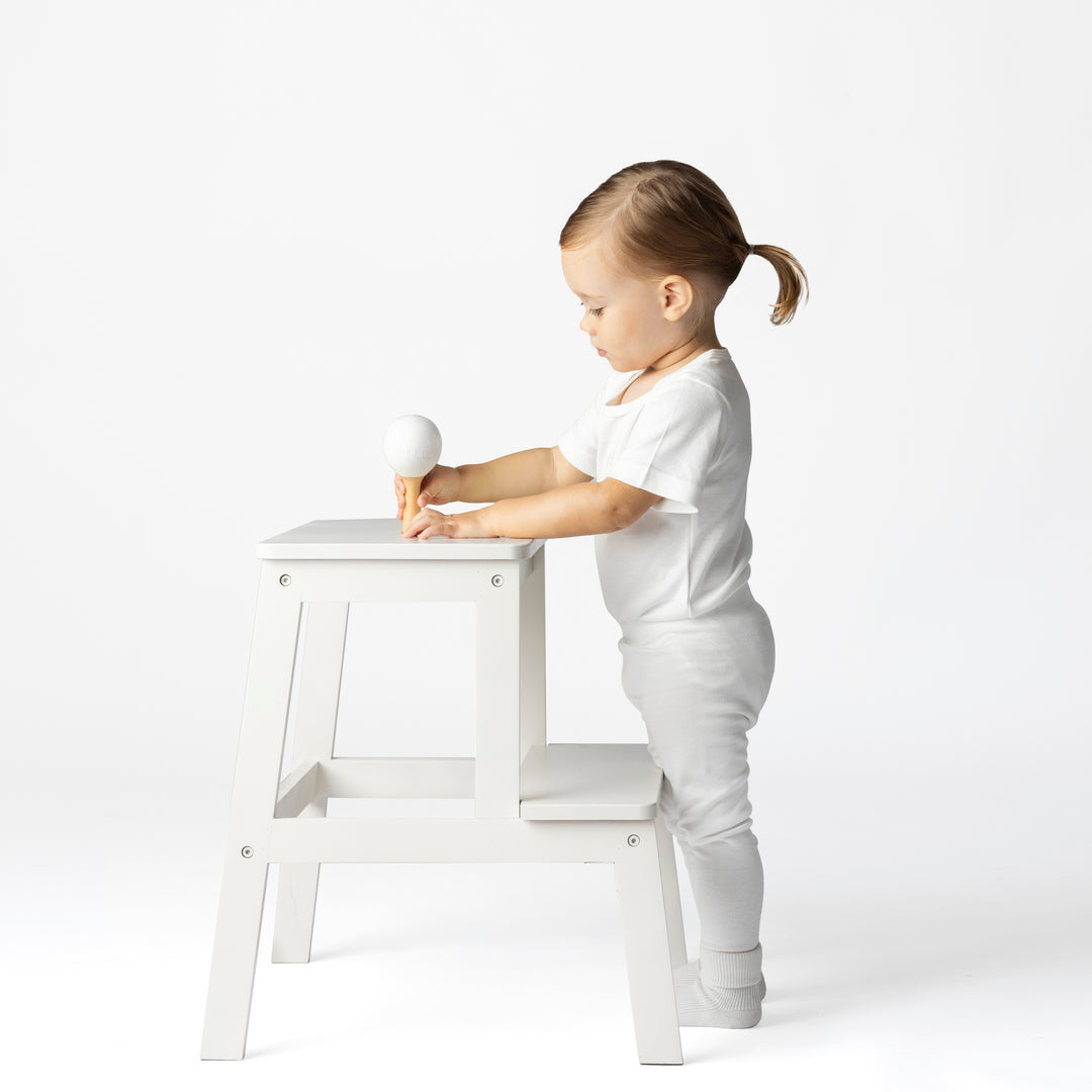 House of Bimbi - Little girl playing in white bodysuit and leggings