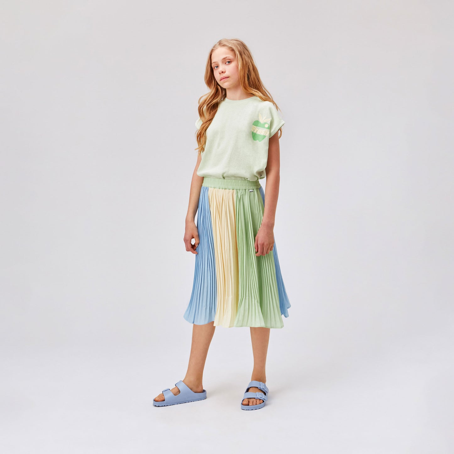 MOLO - Girl in pleated skirt