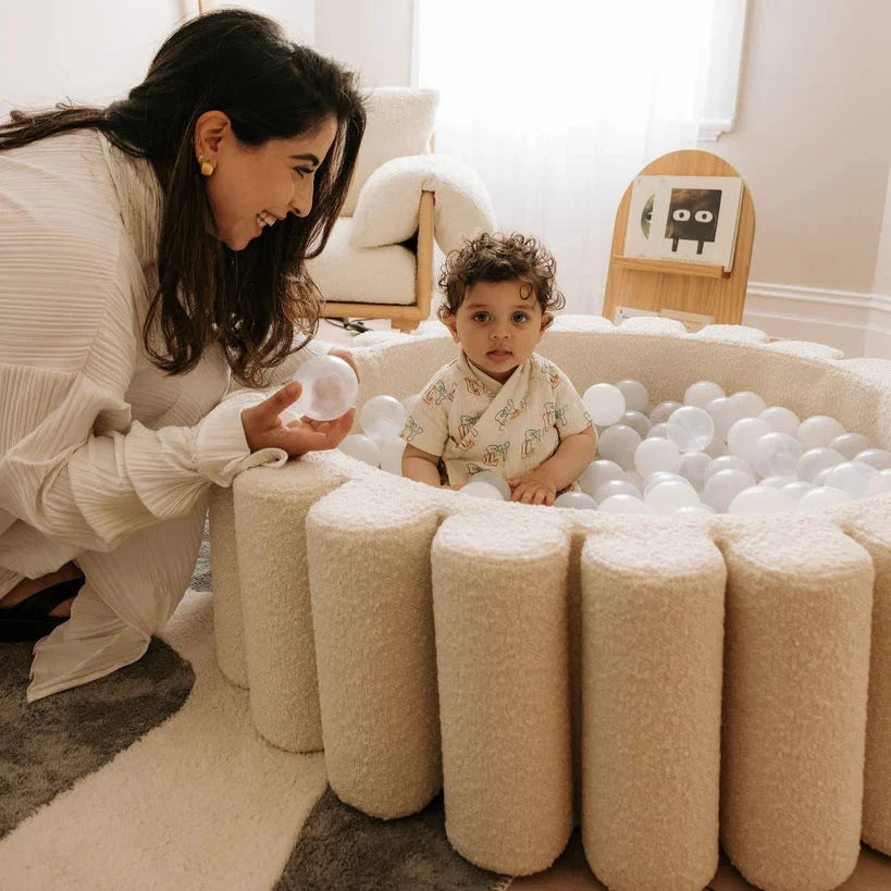 Nuage Interiors - Mum and child playing in ball pit