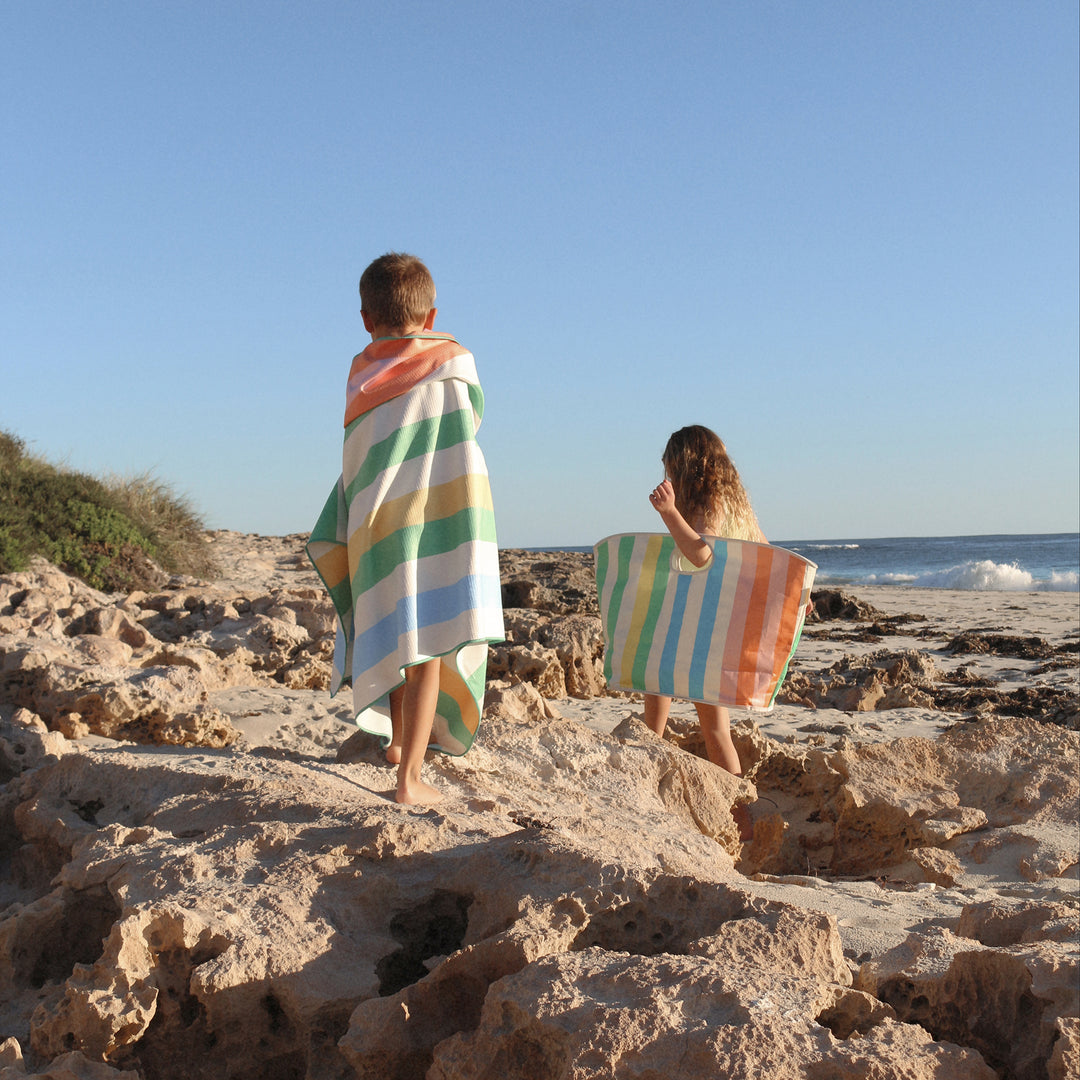 Sunnylife - Children at the beach with sunnylife blanket